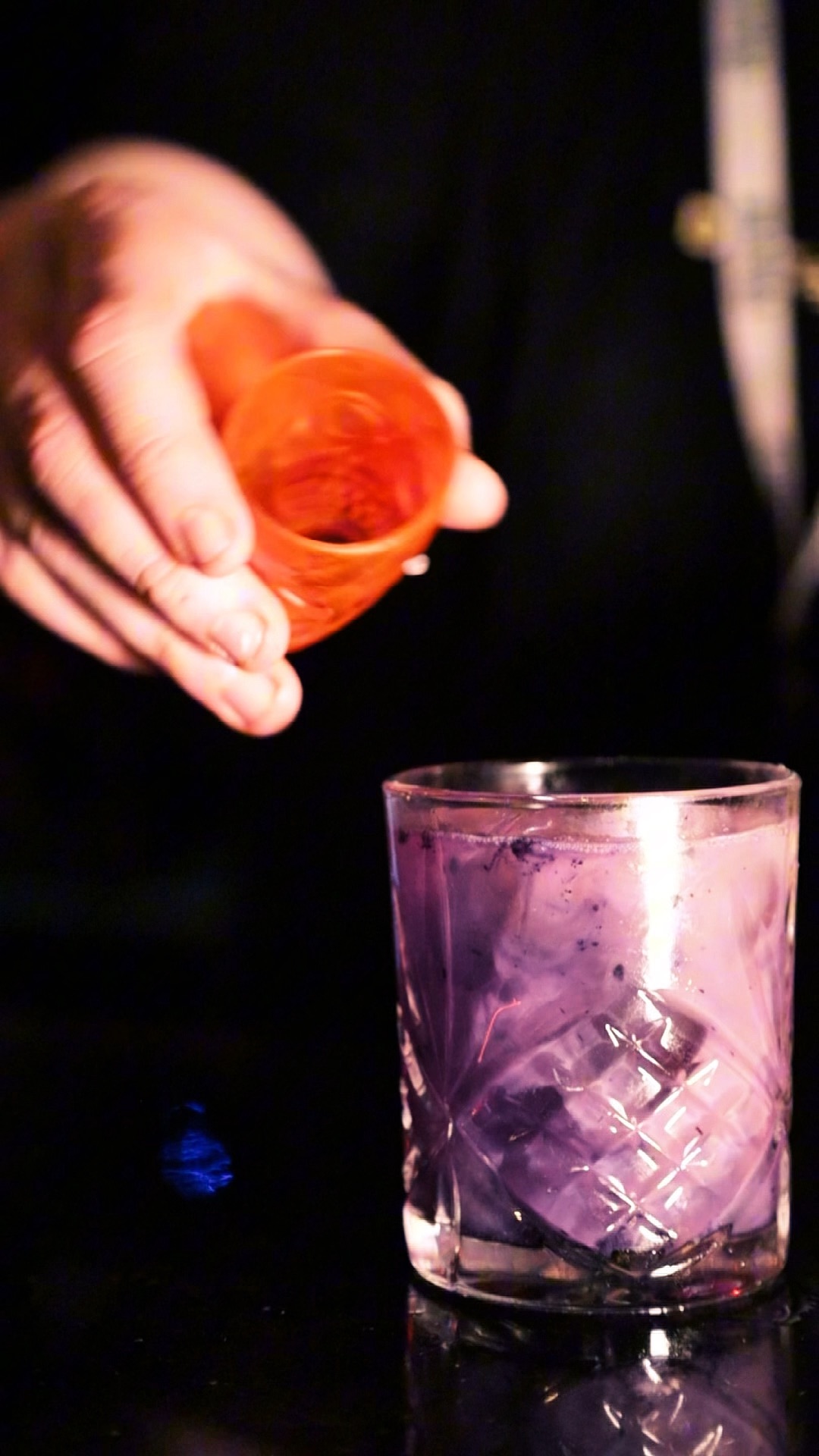 A night at STEINS, from drinks at the bar to the dancefloor